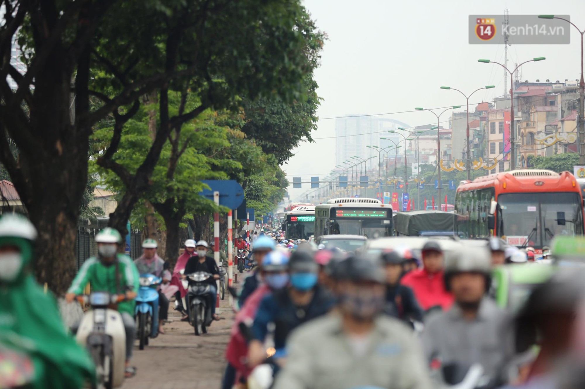 Kết thúc ngày làm việc trước kỳ nghỉ lễ 30/4, hàng nghìn người dân khăn gói về quê khiến nhiều tuyến đường ách tắc - Ảnh 16.