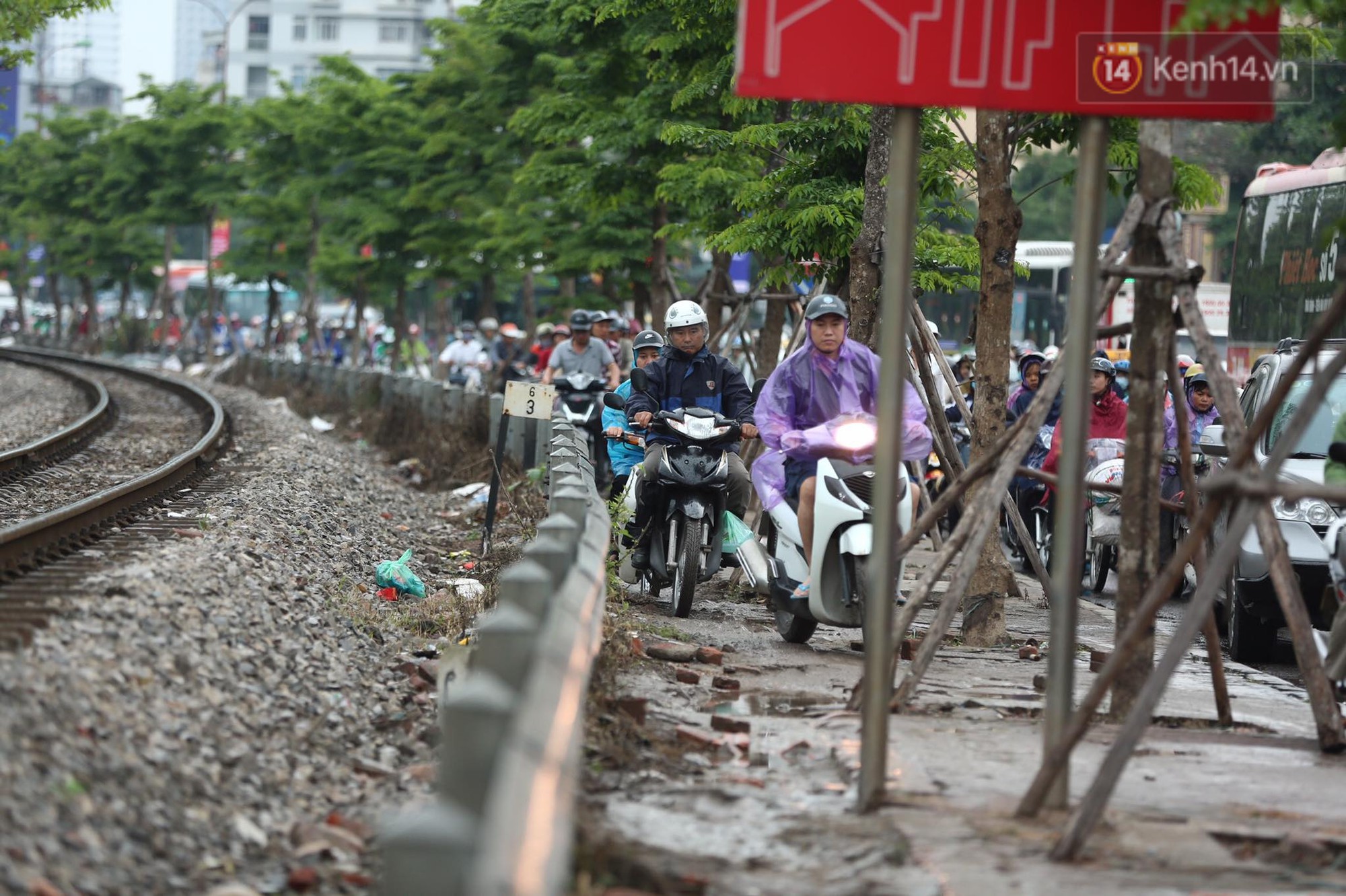 Kết thúc ngày làm việc trước kỳ nghỉ lễ 30/4, hàng nghìn người dân khăn gói về quê khiến nhiều tuyến đường ách tắc - Ảnh 17.