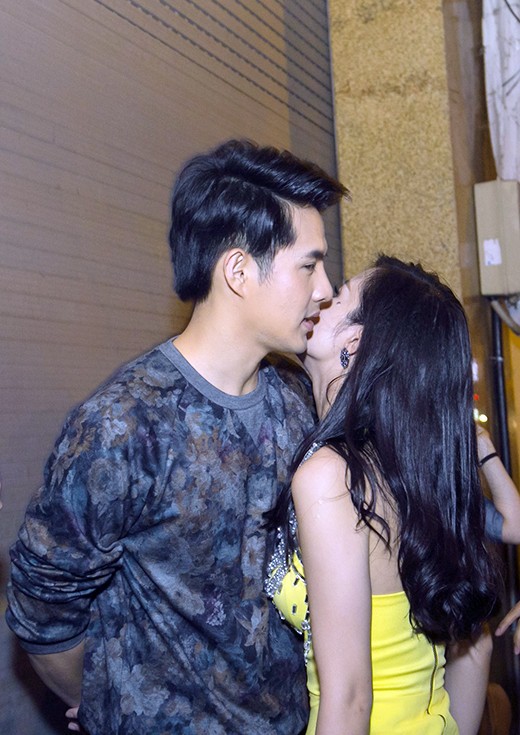 Vô tư ôm hôn thắm thiết chốn đông người, các cặp đôi sao Việt này từng khiến nhiều fan phải đỏ mặt - Ảnh 11.