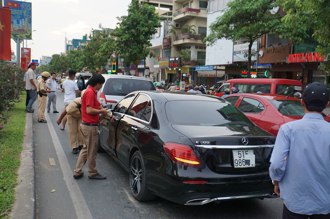TP.HCM: 3 ô tô Mercedes tông nhau liên hoàn, cửa ngõ sân bay Tân Sơn Nhất kẹt cứng trong ngày người dân nghỉ lễ 30/4  - Ảnh 1.