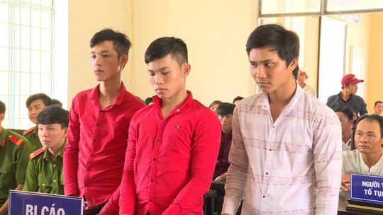 3 ma men đâm người, đốt xe, đuổi đánh công an - Ảnh 1.