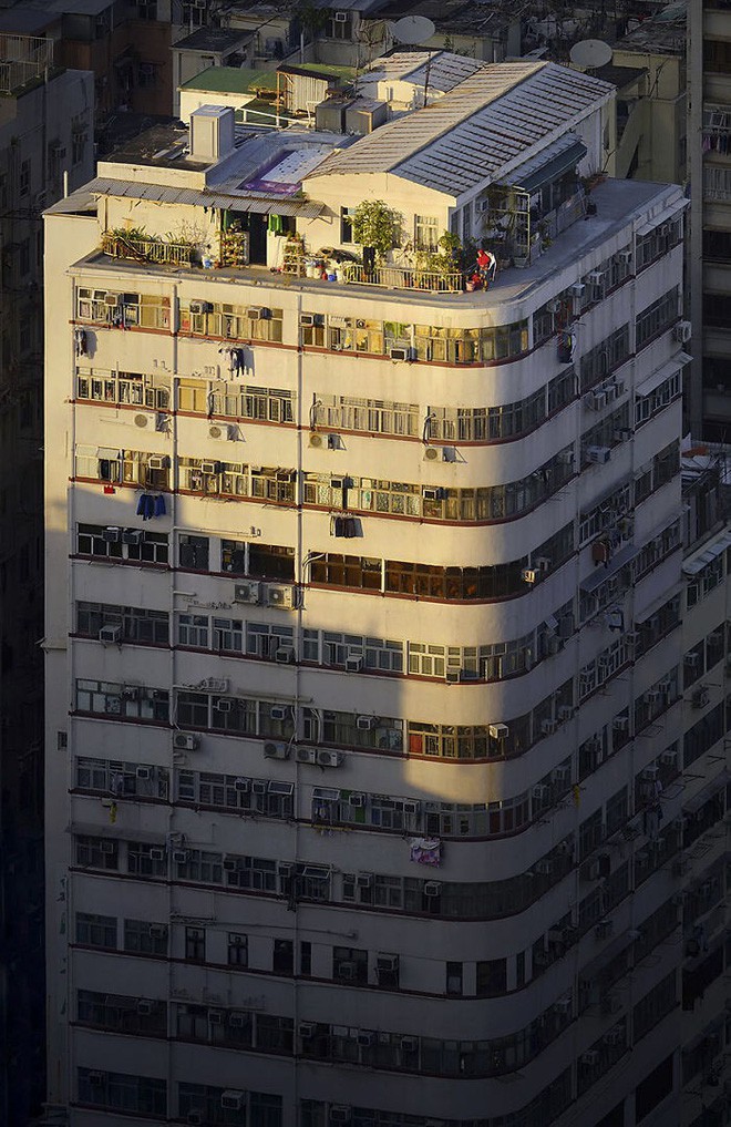 [Ảnh] Concrete stories: Cuộc sống muôn màu trên những tầng thượng của Hồng Kông - Ảnh 12.