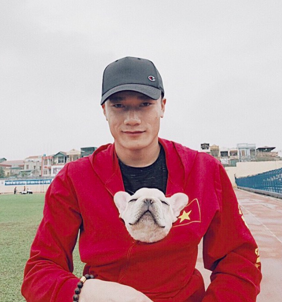 Trên sân cool ngầu bao nhiêu thì khi nuôi chó, Bùi Tiến Dũng lại trông đáng yêu và dịu dàng hết cỡ - Ảnh 15.