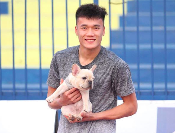 Trên sân cool ngầu bao nhiêu thì khi nuôi chó, Bùi Tiến Dũng lại trông đáng yêu và dịu dàng hết cỡ - Ảnh 17.