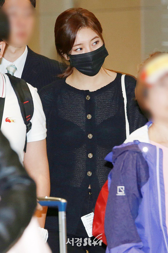 Không còn là tình đầu quốc dân ngoan hiền, Suzy giờ còn diện cả áo xuyên thấu để lộ nội y ngay giữa sân bay - Ảnh 1.