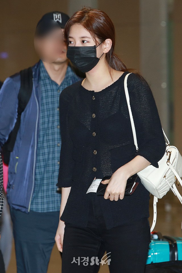 Không còn là tình đầu quốc dân ngoan hiền, Suzy giờ còn diện cả áo xuyên thấu để lộ nội y ngay giữa sân bay - Ảnh 2.