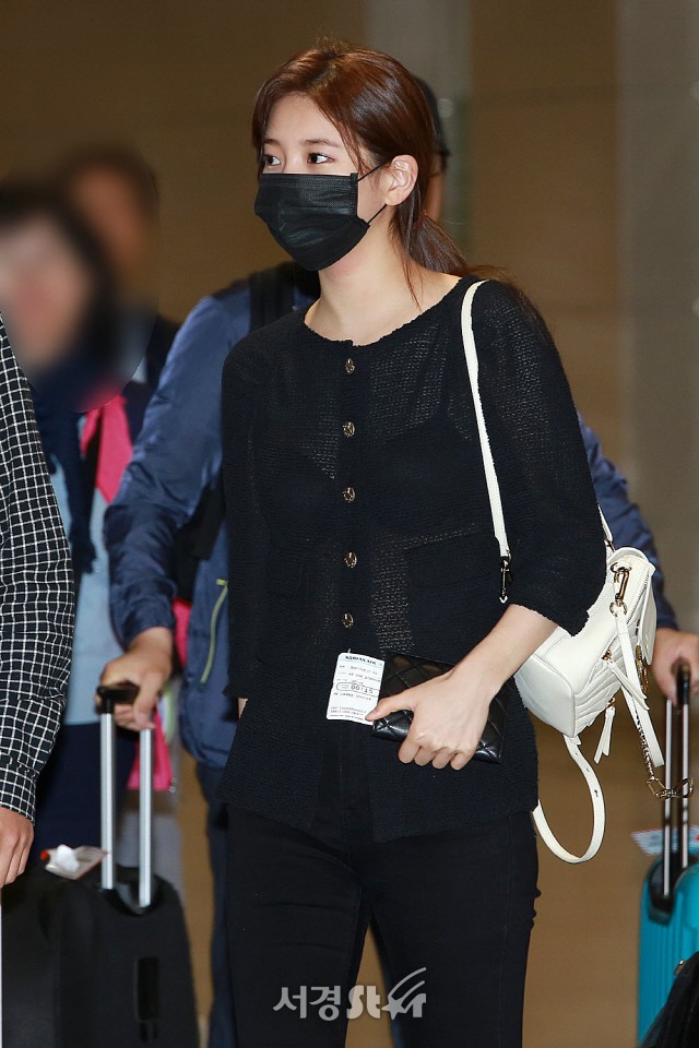 Không còn là tình đầu quốc dân ngoan hiền, Suzy giờ còn diện cả áo xuyên thấu để lộ nội y ngay giữa sân bay - Ảnh 3.