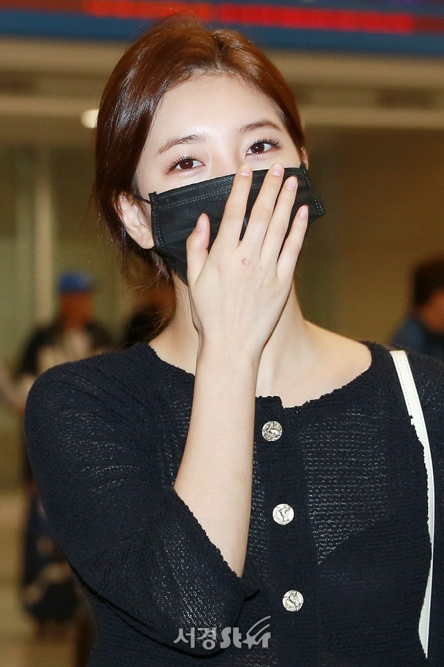 Không còn là tình đầu quốc dân ngoan hiền, Suzy giờ còn diện cả áo xuyên thấu để lộ nội y ngay giữa sân bay - Ảnh 7.