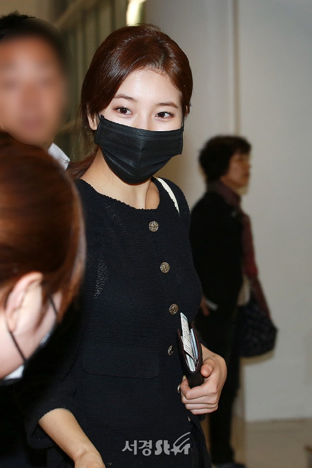 Không còn là tình đầu quốc dân ngoan hiền, Suzy giờ còn diện cả áo xuyên thấu để lộ nội y ngay giữa sân bay - Ảnh 6.