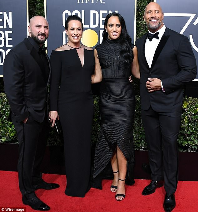 Dwayne Johnson trìu mến hôn vợ vì cảm phục cô sau 9 tháng mang nặng đẻ đau - Ảnh 4.