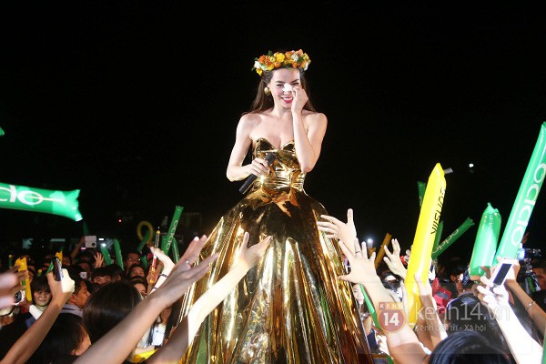Fan h&aacute;t &aacute;t cả tiếng thần tượng - Đ&acirc;y l&agrave; những bản fancam đảm bảo c&aacute;c ca sĩ sẽ rất x&uacute;c động khi xem lại - Ảnh 18.