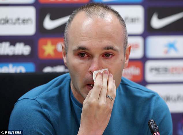 Iniesta mắt đỏ hoe, bật khóc trong ngày nói lời chia tay Barca - Ảnh 2.