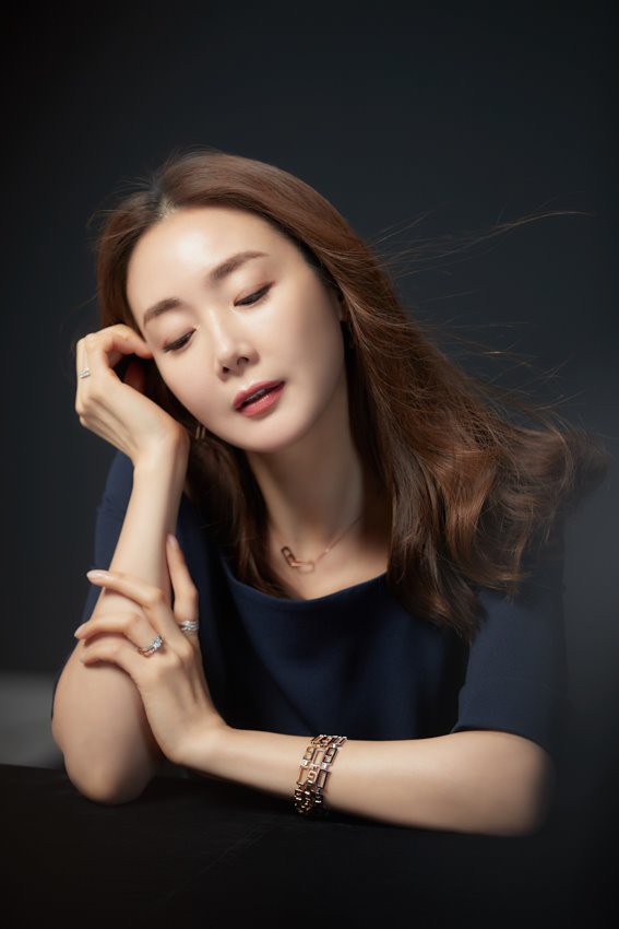 YG tung ảnh hậu trường quảng cáo của Choi Ji Woo ngay sau cưới: Dù đã U50, chị đẹp vẫn quá xuất sắc - Ảnh 20.