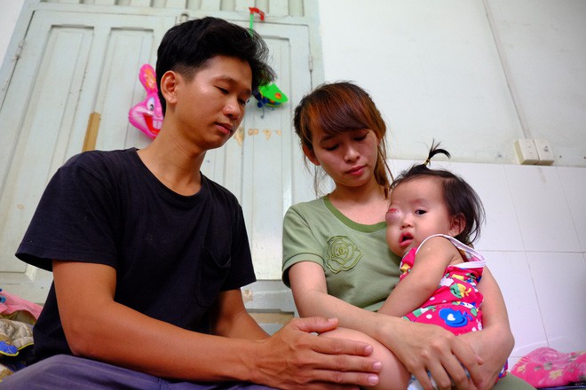 Bé gái gõ cửa 12 bệnh viện để chữa bệnh u mắt hiểm đã sang Singapore tìm phép màu - Ảnh 1.