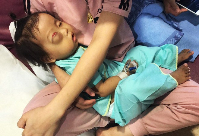 Bé gái gõ cửa 12 bệnh viện để chữa bệnh u mắt hiểm đã sang Singapore tìm phép màu - Ảnh 7.