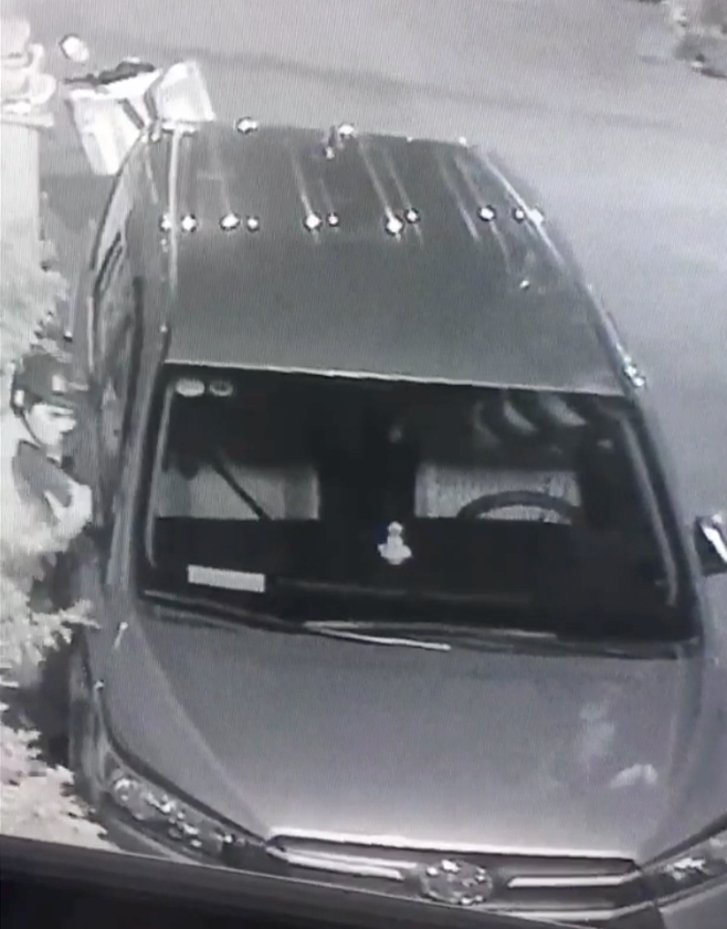 Clip: Thanh niên trộm gương ô tô còn cẩn thận mang theo thùng xốp để đựng cho nhiều - Ảnh 2.