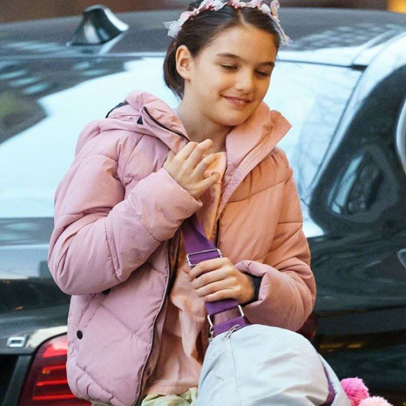 Suri Cruise diện đồ giản dị vẫn tỏa sáng nhờ nét đẹp của bố mẹ tài tử - Ảnh 3.