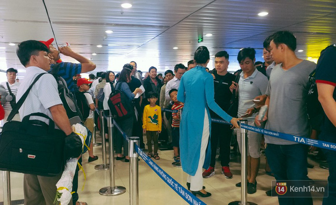 Hàng trăm khách vật vờ ở sân bay Tân Sơn Nhất từ rạng sáng để về quê, đi du lịch dịp lễ 30/4 - Ảnh 7.