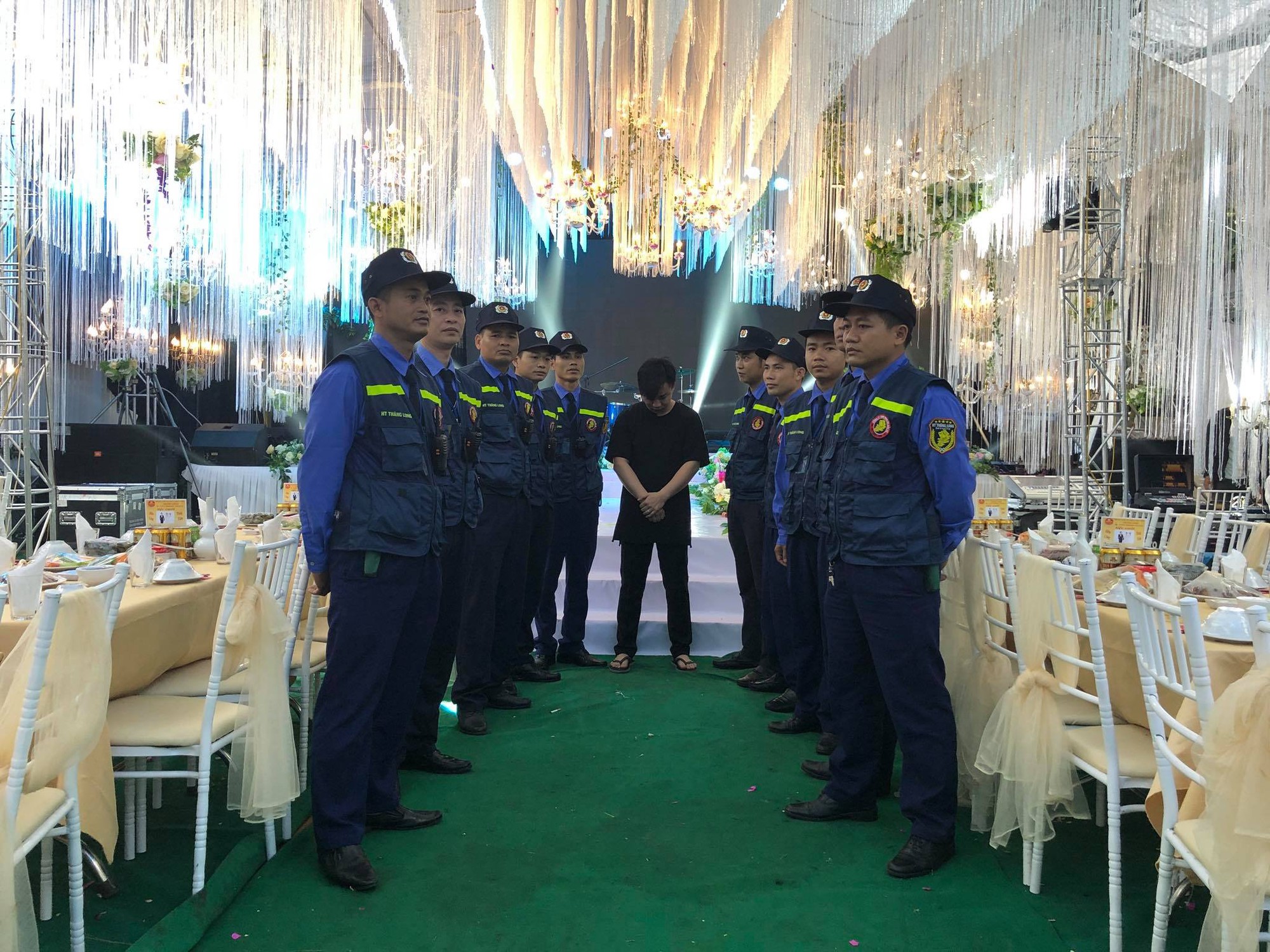 Mr. Đàm, Lam Trường lặn lội về tận quê Hữu Công dự đám cưới, có cả dàn vệ sĩ thắt chặt an ninh ở sự kiện - Ảnh 11.