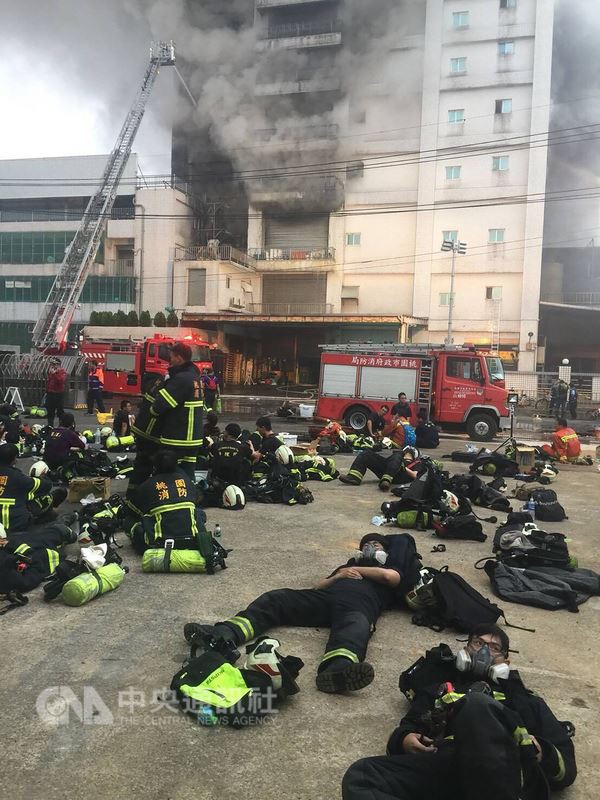 Vụ cháy kinh hoàng tại Đài Loan: 5 chiến sĩ cứu hỏa đã hy sinh trong lúc cứu giúp 2 người bị mắc kẹt - Ảnh 4.