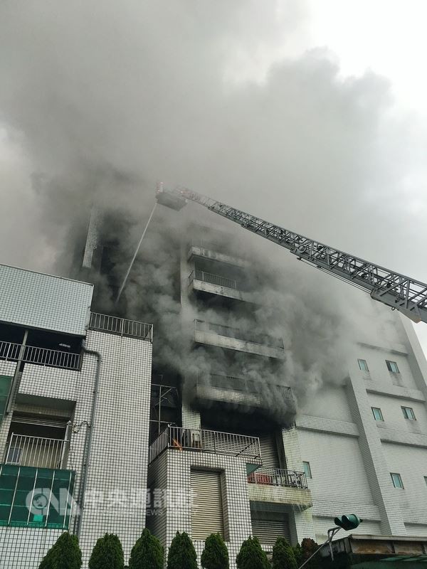 Vụ cháy kinh hoàng tại Đài Loan: 5 chiến sĩ cứu hỏa đã hy sinh trong lúc cứu giúp 2 người bị mắc kẹt - Ảnh 5.