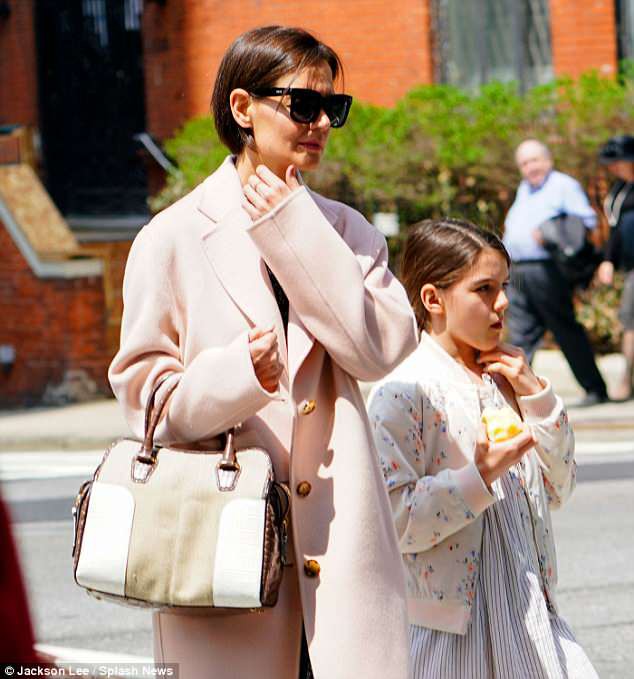 Suri Cruise diện đồ giản dị vẫn tỏa sáng nhờ nét đẹp của bố mẹ tài tử - Ảnh 9.