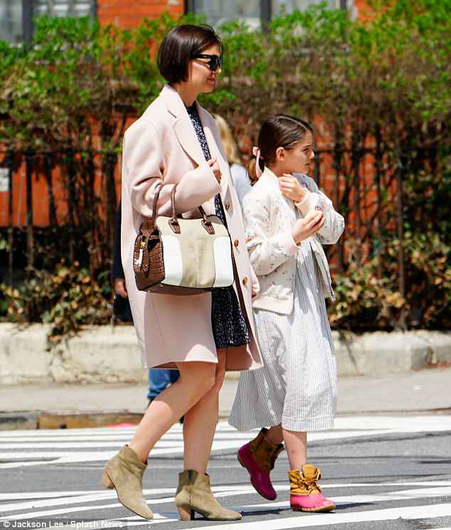 Suri Cruise diện đồ giản dị vẫn tỏa sáng nhờ nét đẹp của bố mẹ tài tử - Ảnh 8.