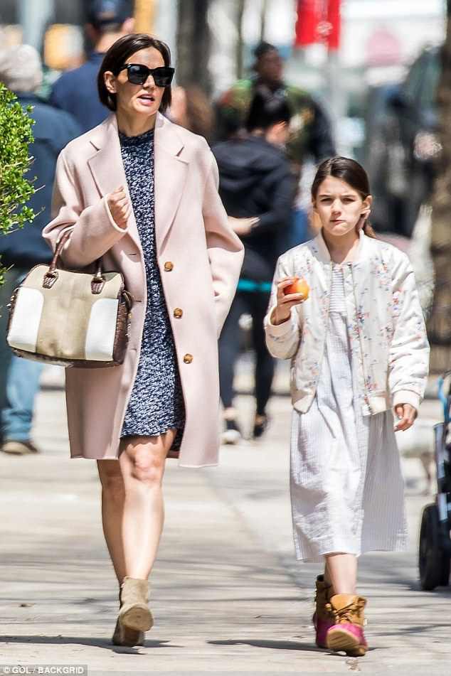 Suri Cruise diện đồ giản dị vẫn tỏa sáng nhờ nét đẹp của bố mẹ tài tử - Ảnh 5.