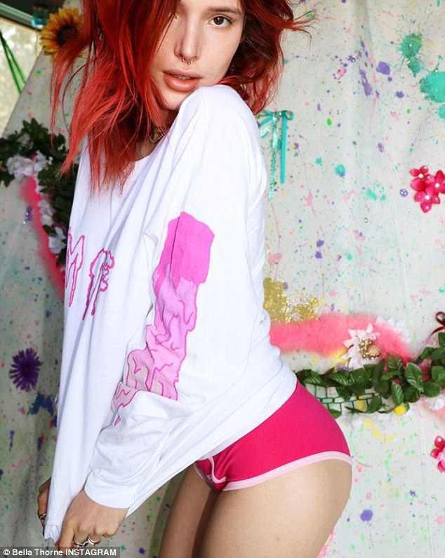 Bella Thorne cởi áo khoe gần hết vòng 1 và thân hình khêu gợi - Ảnh 4.