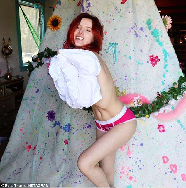 Bella Thorne cởi áo khoe gần hết vòng 1 và thân hình khêu gợi - Ảnh 2.