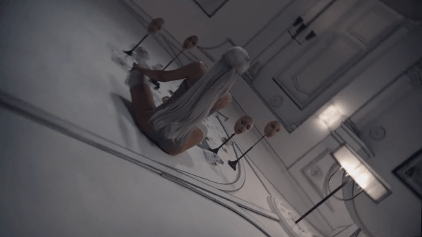 Cận cảnh quá trình tạo ra chiếc mặt nạ đầy ám ảnh trong MV mới của Ariana Grande - Ảnh 1.