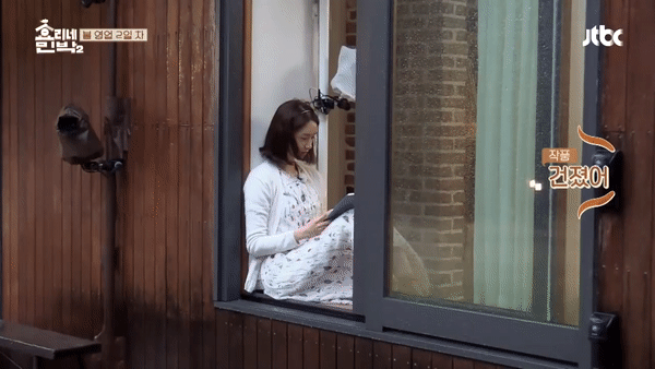 Khoảnh khắc Yoona ngồi tựa cửa đọc sách khiến fan khen lấy khen để - Ảnh 4.