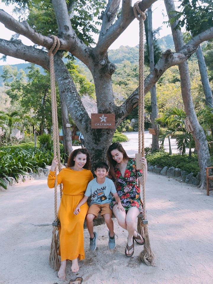 Khi Hà Hồ và Hoàng Thùy Linh cùng mặc một chiếc váy, thật khó để chọn ai xuất sắc hơn - Ảnh 1.