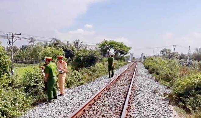 Đi đưa tang cháu, người đàn ông bị tàu hỏa tông tử vong - Ảnh 1.