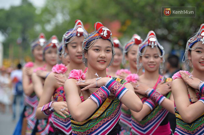 Cận cảnh những cô gái xinh đẹp từ các đoàn nghệ thuật quốc tế biểu diễn trên đường phố Huế dịp lễ 30/4 - Ảnh 4.