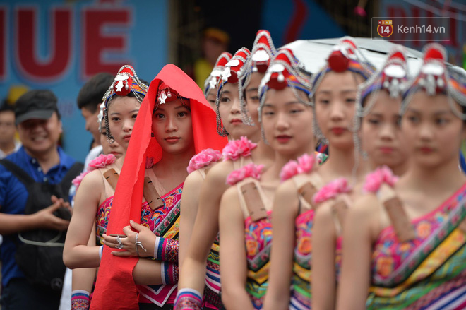 Cận cảnh những cô gái xinh đẹp từ các đoàn nghệ thuật quốc tế biểu diễn trên đường phố Huế dịp lễ 30/4 - Ảnh 7.