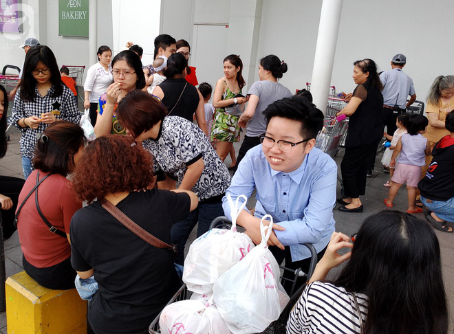 Hà Nội: Siêu thị kẹt cứng, người dân xếp hàng mua đồ ăn, trẻ nhỏ mệt nhoài ngủ gục trên vai cha mẹ - Ảnh 2.