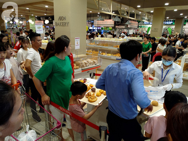 Hà Nội: Siêu thị kẹt cứng, người dân xếp hàng mua đồ ăn, trẻ nhỏ mệt nhoài ngủ gục trên vai cha mẹ - Ảnh 3.