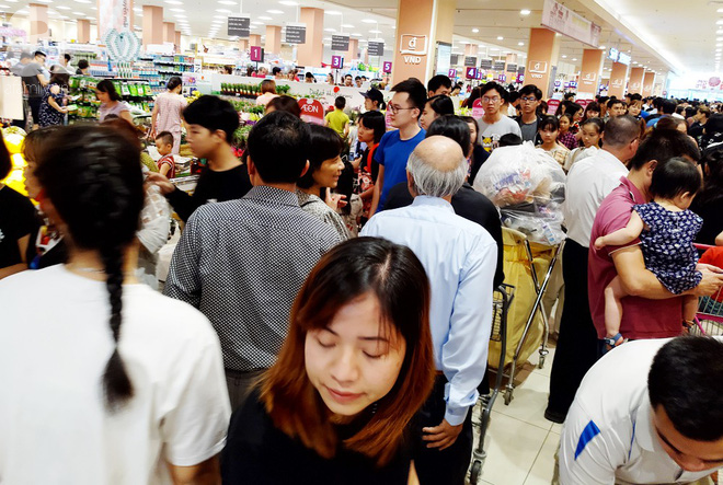 Hà Nội: Siêu thị kẹt cứng, người dân xếp hàng mua đồ ăn, trẻ nhỏ mệt nhoài ngủ gục trên vai cha mẹ - Ảnh 7.