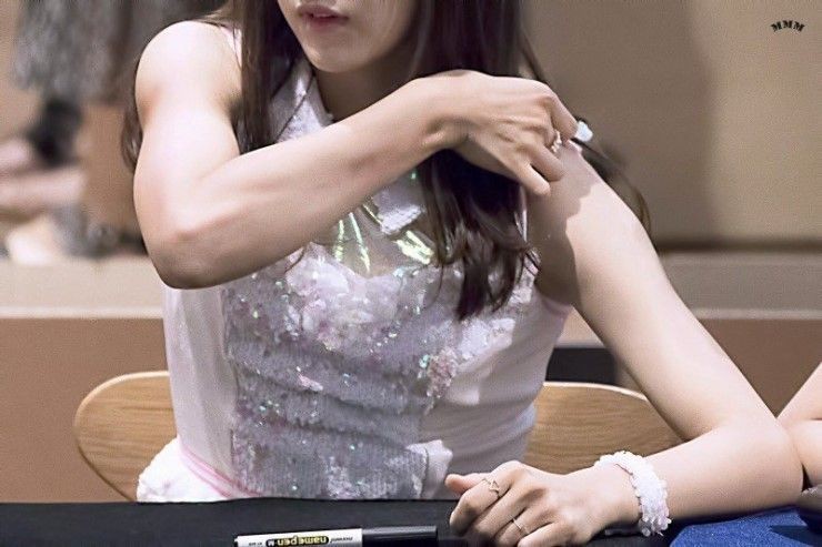 Vừa xinh như búp bê vừa điệu đà là thế, nhưng dàn mỹ nhân Kpop này lại có đặc điểm cơ thể nam tính không ngờ - Ảnh 24.