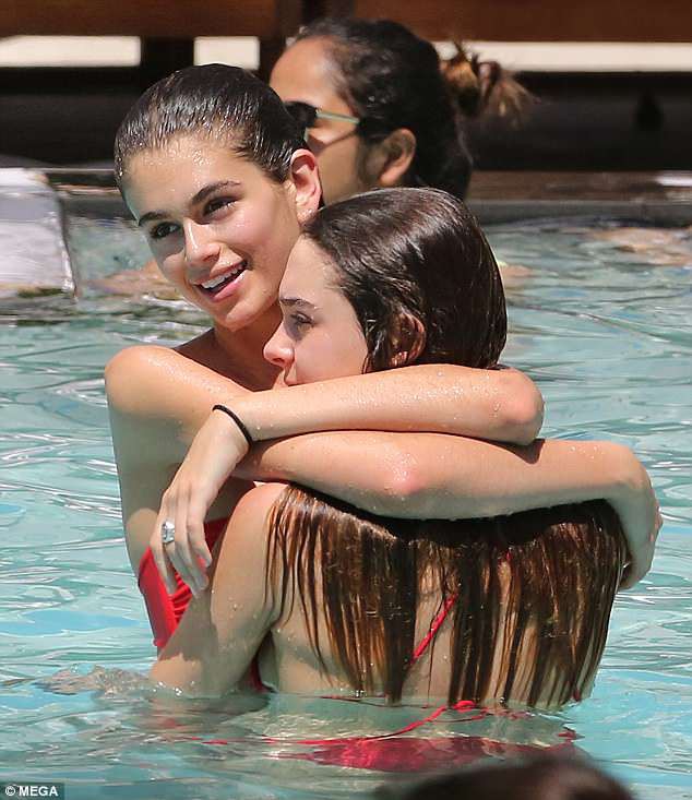 Thân hình quá gầy, con gái Cindy Crawford lộ cả xương hông khi mặc bikini - Ảnh 3. Thân hình quá gầy, con gái Cindy Crawford lộ cả xương hông khi mặc bikini - Ảnh 3.