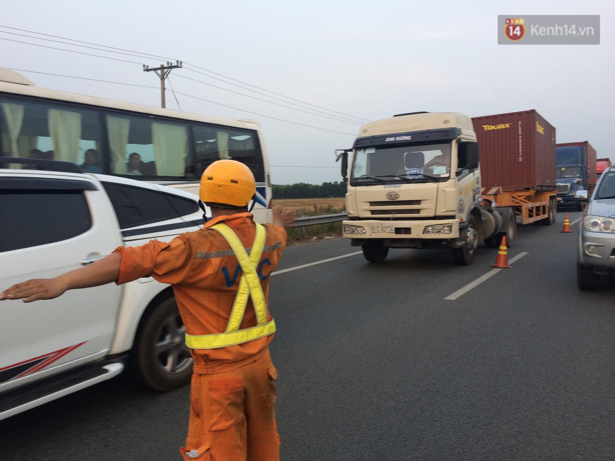 Chùm ảnh: Hiện trường vụ tai nạn liên hoàn trên cao tốc Long Thành - Dầu Giây vì khói rơm rạ mù mịt tấn công - Ảnh 13.