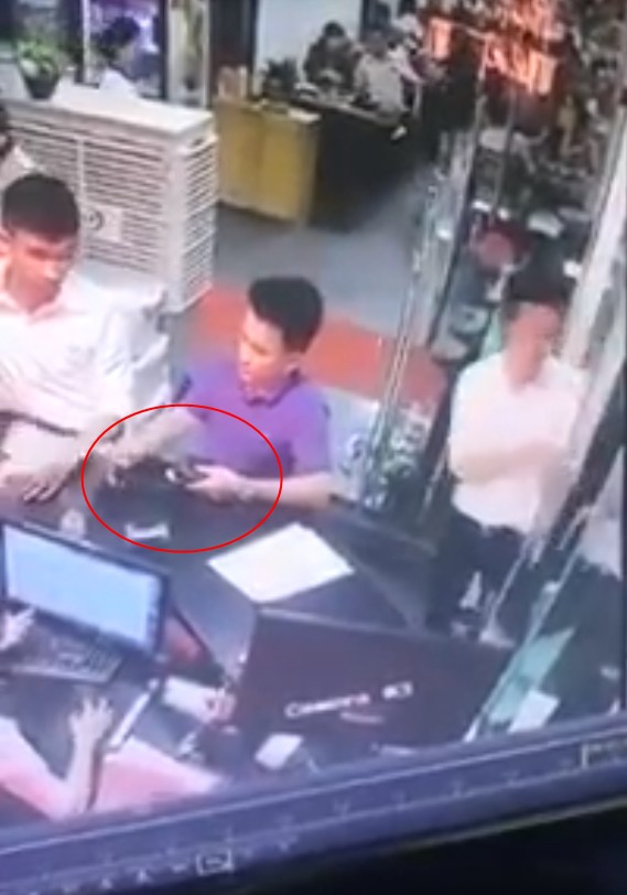 Clip: Nam thanh ni&ecirc;n tỉnh bơ lấy trộm iPhone 6s của kh&aacute;ch h&agrave;ng để qu&ecirc;n tại một qu&aacute;n nướng nổi tiếng ở H&agrave; Nội - Ảnh 2.