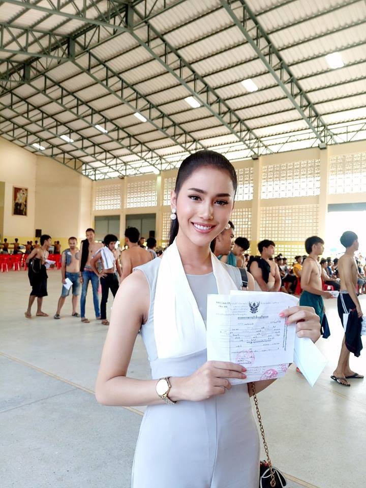 Á hậu và Hoa hậu chuyển giới Thái Lan gây sốt vì quá xinh đẹp khi... đi đăng ký nghĩa vụ quân sự - Ảnh 1. Á hậu và Hoa hậu chuyển giới Thái Lan gây sốt vì quá xinh đẹp khi... đi đăng ký nghĩa vụ quân sự - Ảnh 1.