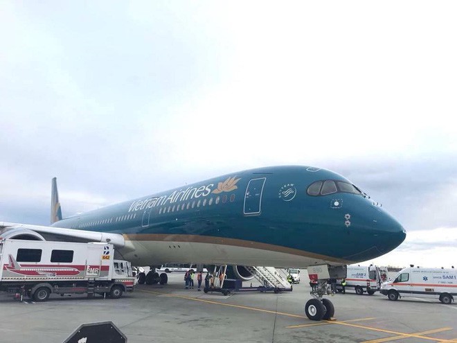 Vietnam Airlines hạ cánh khẩn cấp cứu nam hành khách nước ngoài lên cơn co giật - Ảnh 1.