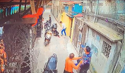Lộ danh t&iacute;nh nghi can vụ nổ s&uacute;ng khiến b&agrave; mẹ bị thương v&igrave; chắn đạn cho con - Ảnh 1.
