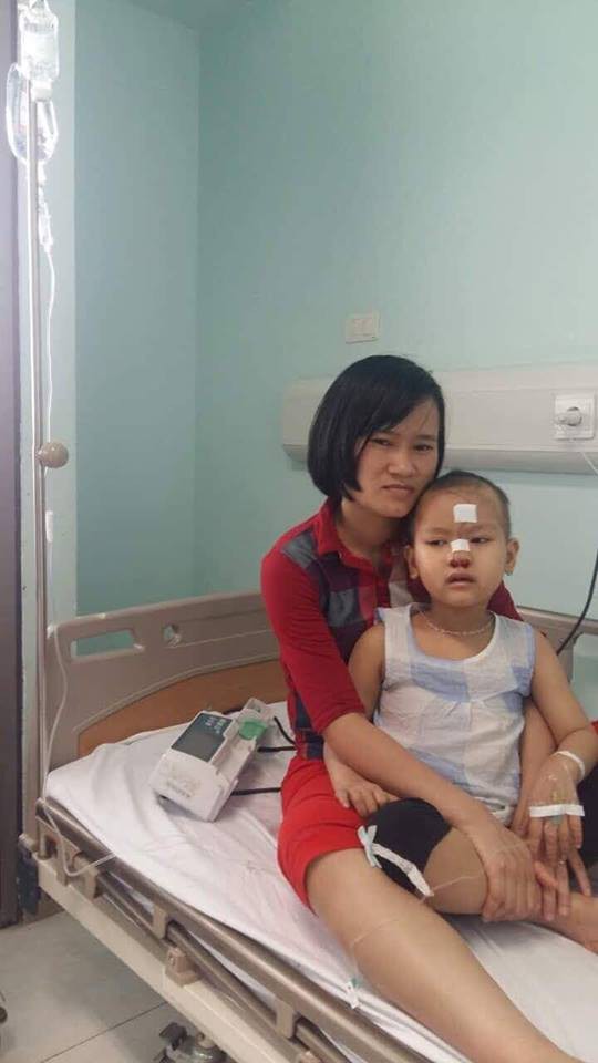 Không có tiền, mẹ nuốt nước mắt ôm con gái 6 tuổi bị ung thư đi ở trọ gần bệnh viện cứ đến giờ lại đưa con vào tiêm, truyền  - Ảnh 6.