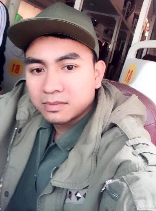 Dọn xe khách, nam thanh niên nhặt được ví da chứa 8.000USD và hành động đáng ngưỡng mộ ngay sau đó - Ảnh 2.