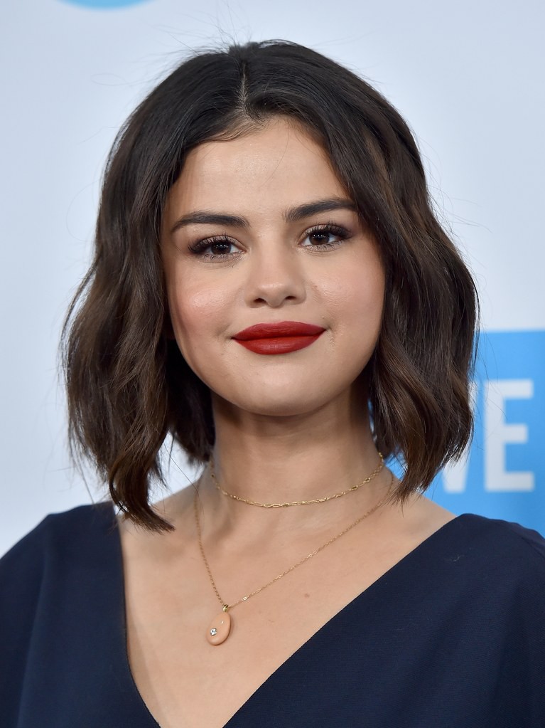 Selena Gomez gây bão với ảnh cận cảnh visual xinh ngất sau khi đổi tóc bạch