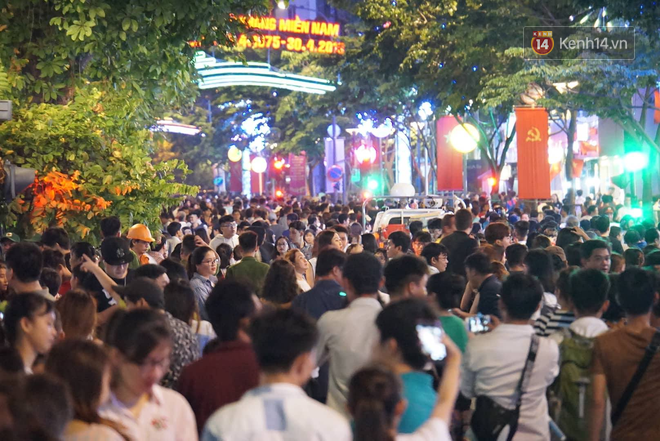Người d&acirc;n cả nước đổ ra khu trung t&acirc;m, h&ograve;a m&igrave;nh v&agrave;o kh&ocirc;ng kh&iacute; tưng bừng của ng&agrave;y nghỉ lễ 30/4 - Ảnh 2.